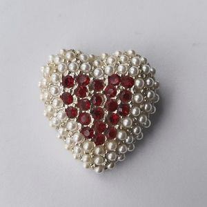 Vintage heart brooch / pin